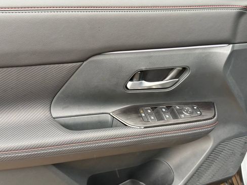 Certified 2025 Nissan Kicks SR image 14