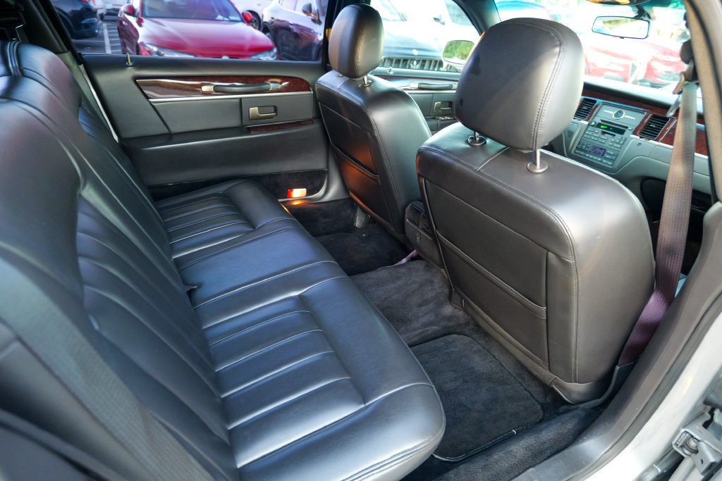 Used 2008 Lincoln Town Car Executive RWD image 37