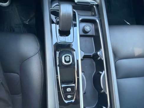 Used 2025 Volvo XC60 B5 Plus AWD/4WD image 19