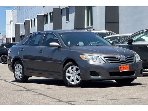 Used 2011 Toyota Camry LE image 2
