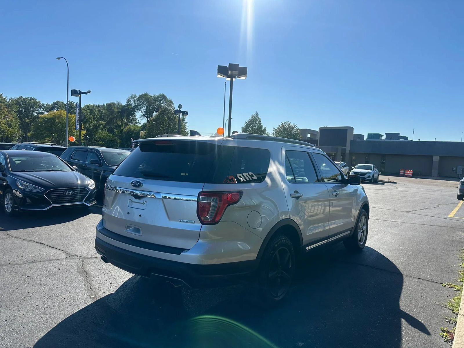 Used 2018 Ford Explorer XLT FWD image 4