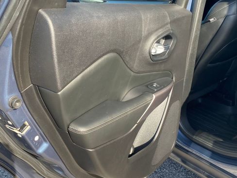 Used 2021 Jeep Cherokee Limited image 17