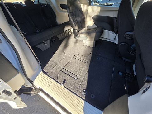 Used 2022 Chrysler Voyager LX image 35