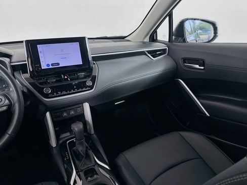 Certified 2025 Toyota Corolla Cross XLE FWD image 21