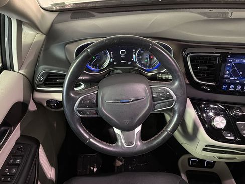 Used 2018 Chrysler Pacifica Touring-L Plus image 35