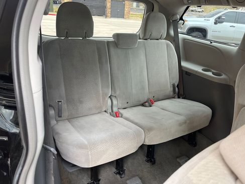 Used 2012 Toyota Sienna LE w/ Towing Pkg AWD/4WD image 19