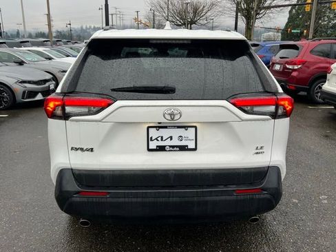Used 2021 Toyota RAV4 LE image 7