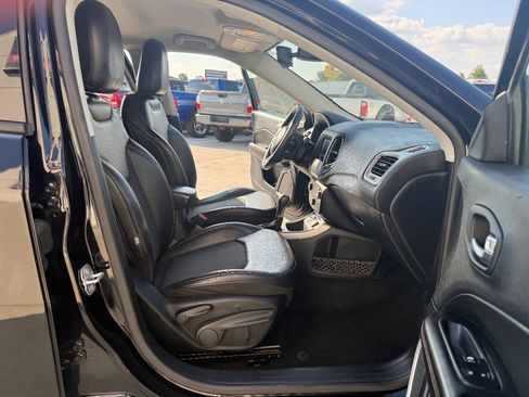 Used 2019 Jeep Compass Latitude FWD image 13
