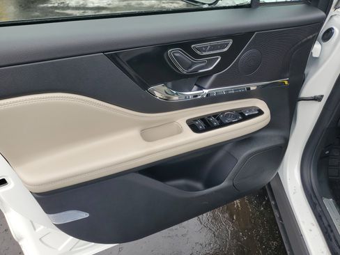 New 2026 Lincoln Corsair Premiere image 8