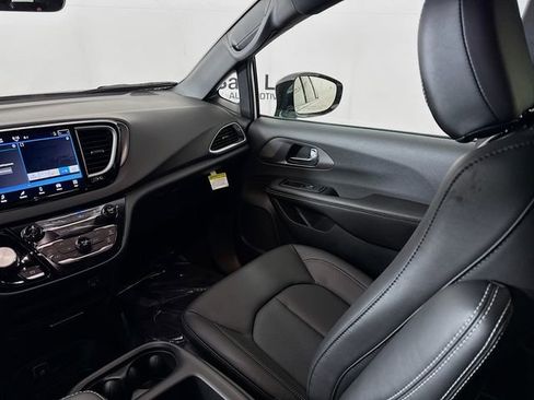 New 2026 Chrysler Voyager LX image 21