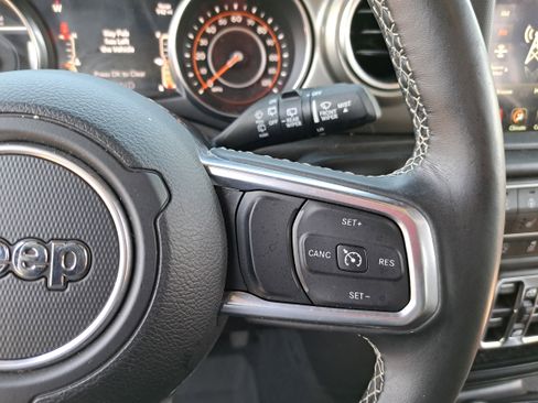 Used 2022 Jeep Wrangler Unlimited Sahara w/ Cold Weather Group AWD/4WD image 17