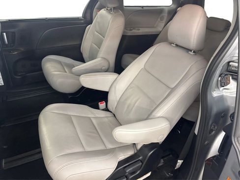 Used 2018 Toyota Sienna Limited Premium image 14