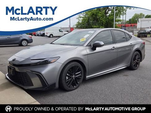 Used 2025 Toyota Camry SE w/ Convenience Package FWD image 1