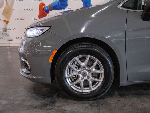 Used 2023 Chrysler Pacifica Touring-L image 15