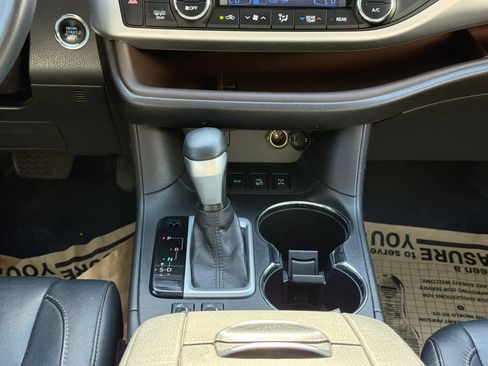 Used 2016 Toyota Highlander XLE AWD/4WD image 14
