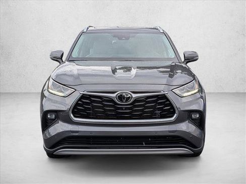 Used 2024 Toyota Highlander Platinum FWD image 2
