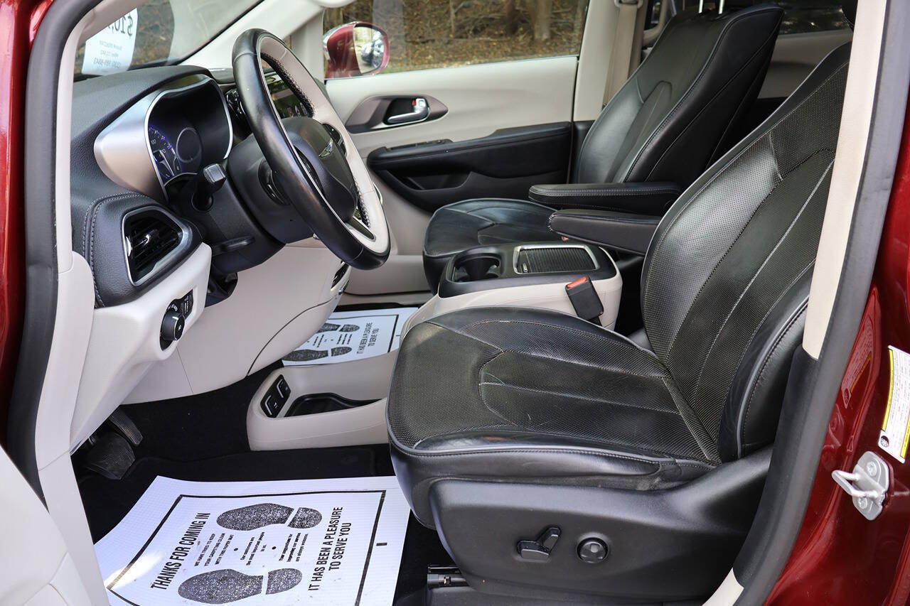 Used 2018 Chrysler Pacifica Limited FWD image 16
