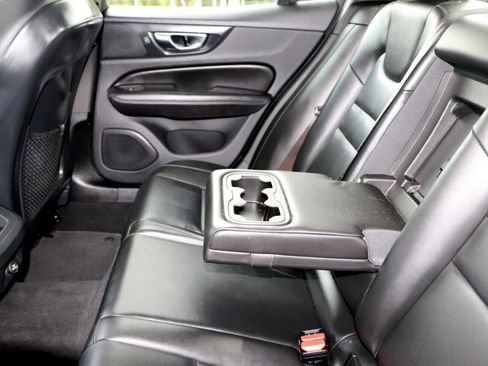 Used 2019 Volvo S60 T6 Momentum w/ Premium Package image 15