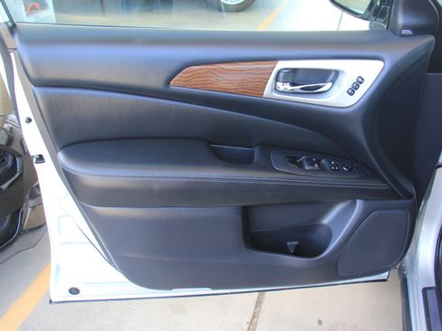 Used 2017 Nissan Pathfinder Platinum image 23