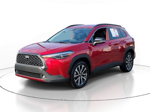 Used 2025 Toyota Corolla Cross XLE FWD image 2
