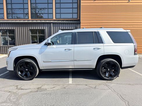 Used 2018 Cadillac Escalade Premium Luxury AWD/4WD image 2