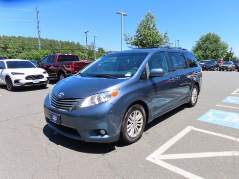 Used 2014 Toyota Sienna XLE FWD image 3