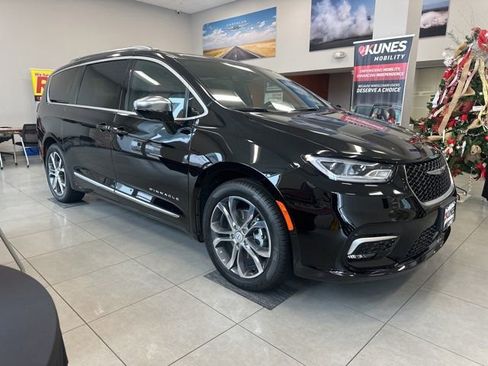 New 2026 Chrysler Pacifica Pinnacle image 3