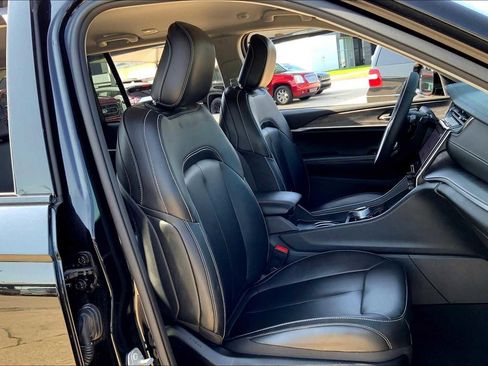 Used 2024 Jeep Grand Cherokee Limited image 8