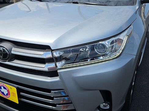 Used 2019 Toyota Highlander Limited FWD image 7