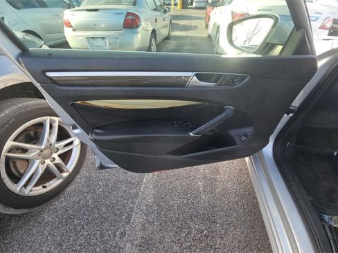 Used 2016 Volkswagen Passat 1.8T SE image 11