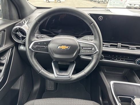 Used 2025 Chevrolet Equinox LT FWD image 11