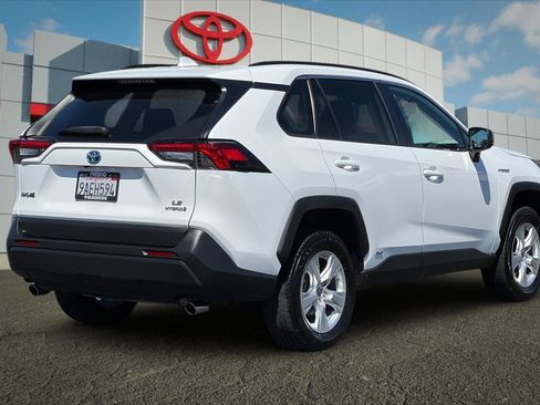 Certified 2021 Toyota RAV4 LE AWD/4WD image 3
