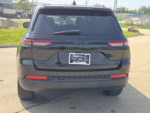 Used 2023 Jeep Grand Cherokee Altitude AWD/4WD image 12