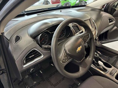 Used 2018 Chevrolet Cruze LT image 13