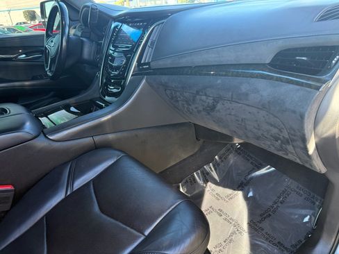 Used 2019 Cadillac Escalade ESV Platinum image 31