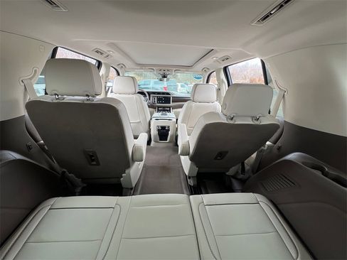 Used 2022 GMC Yukon Denali w/ Denali Premium Package image 37