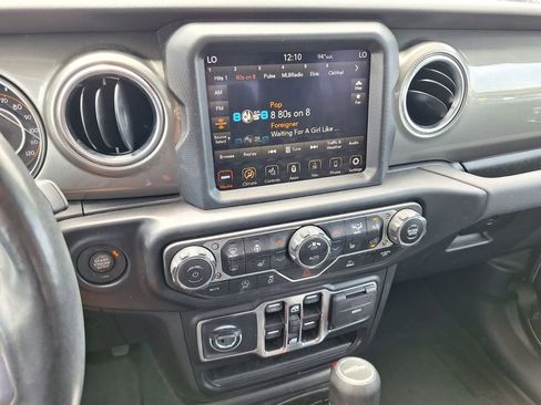 Used 2022 Jeep Gladiator Overland w/ Cold Weather Group AWD/4WD image 13