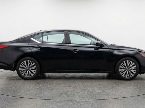 Used 2025 Nissan Altima 2.5 SV FWD image 11