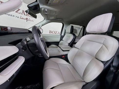 New 2026 Lincoln Navigator Premiere AWD/4WD image 23