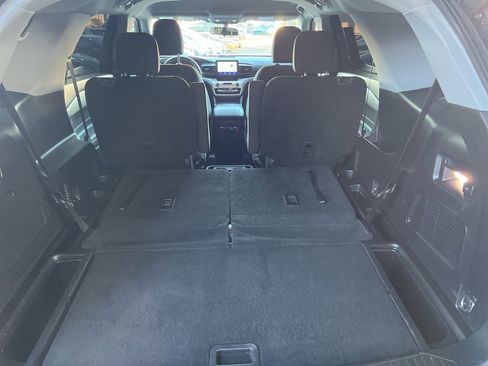 Used 2021 Ford Explorer XLT image 16