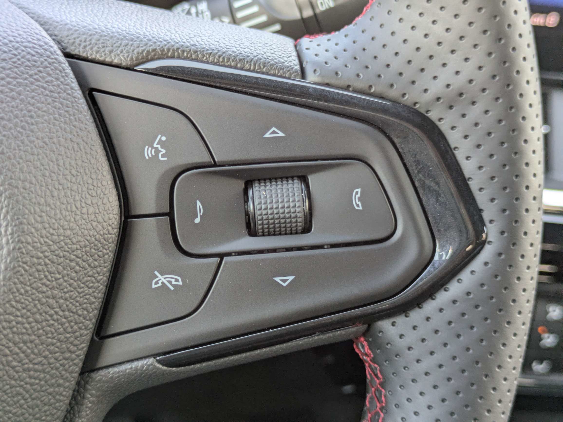 New 2026 Chevrolet Trax RS w/ Sunroof Package FWD image 16