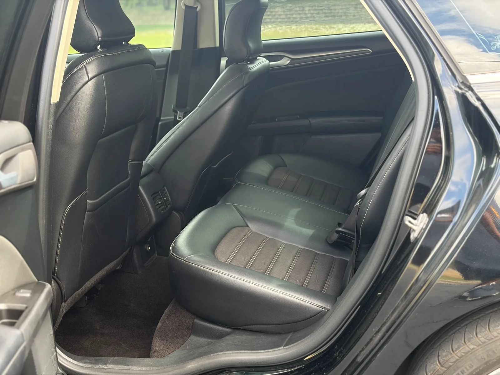 Used 2017 Ford Fusion SE w/ Equipment Group 201A FWD image 17
