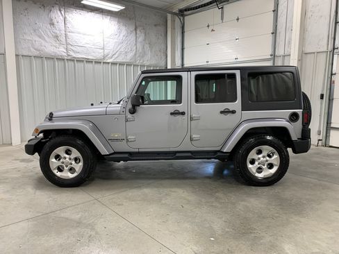 Used 2015 Jeep Wrangler Unlimited Sahara w/ Connectivity Group AWD/4WD image 4