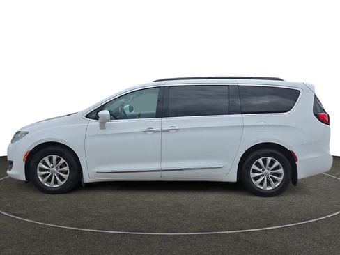Used 2017 Chrysler Pacifica Touring-L FWD image 2