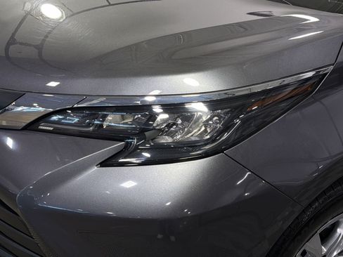 Used 2025 Toyota Sienna XLE w/ XLE Plus Package FWD image 8
