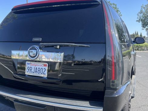 Used 2010 Cadillac Escalade Premium image 11