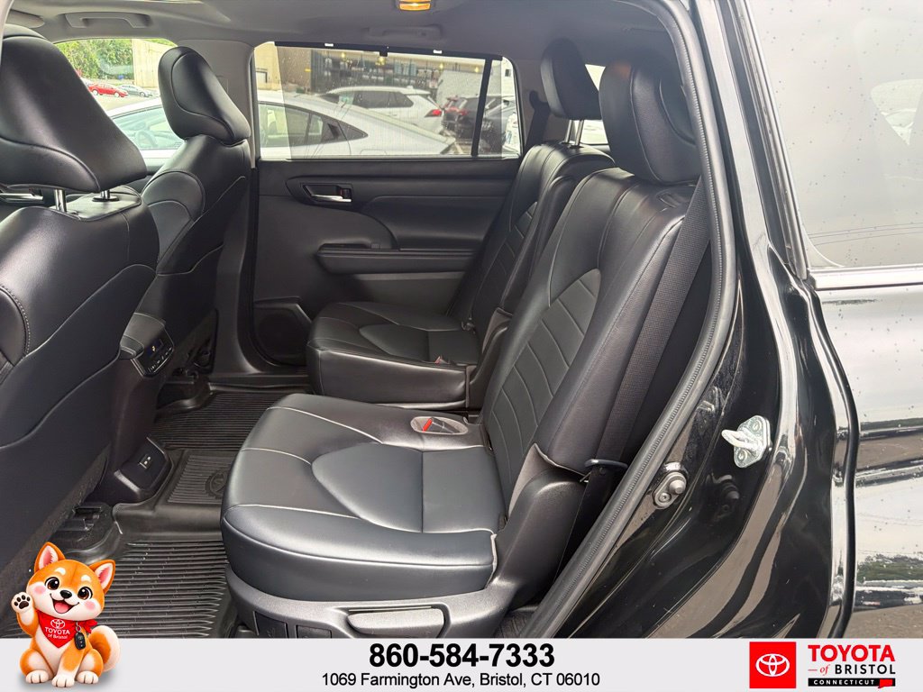 Used 2022 Toyota Highlander XLE AWD/4WD image 34