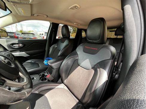 Used 2017 Jeep Cherokee Trailhawk w/ Comfort/Convenience Group AWD/4WD image 19