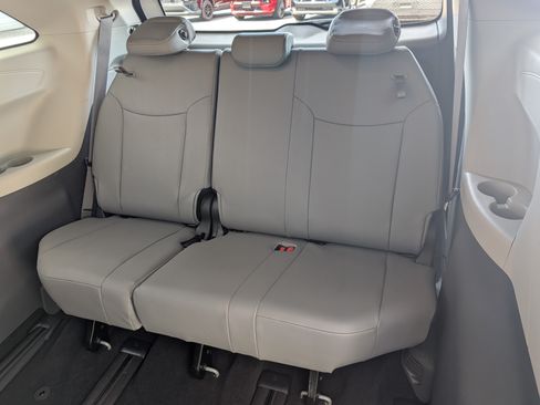 Used 2023 Toyota Sienna XLE FWD image 19