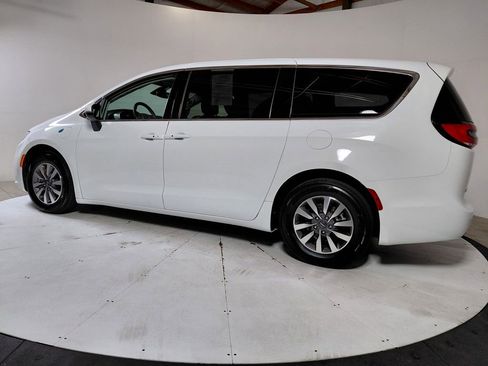 Certified 2023 Chrysler Pacifica Touring-L FWD image 4